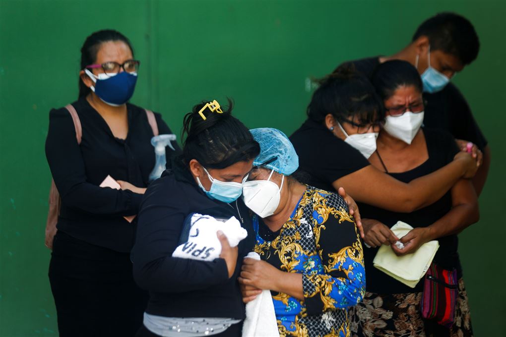 familiemedlemmer i El Salvador sørger over tabet af en slægtning.  