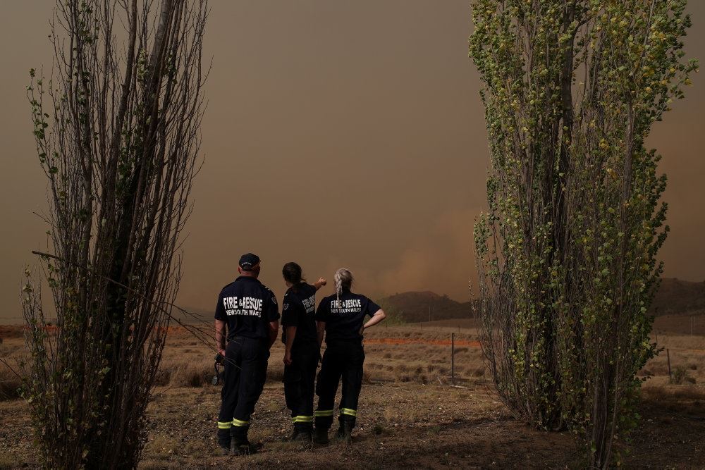 brandfolk overvåger en naturbrand i Australien