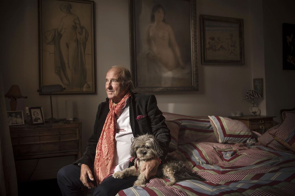 modeskaberen Erik Brandt sidder med sin hund