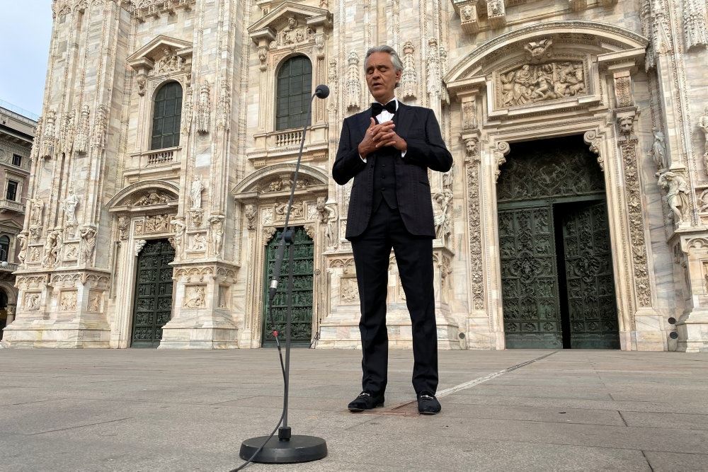 Den italienske operasanger Andrea Bocelli står foran katedral i Milano