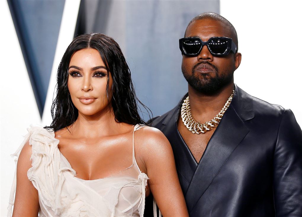 Kim Kardashian står foran hendes mand Kanye West på den røde løber