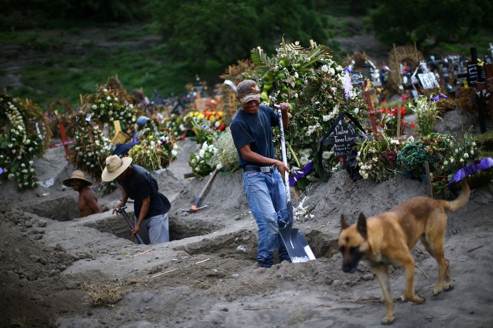 Mexicanske kirkegårdsarbejdere graver grave