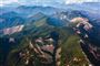 Luftbillede af bjerkæde med tyk skov
