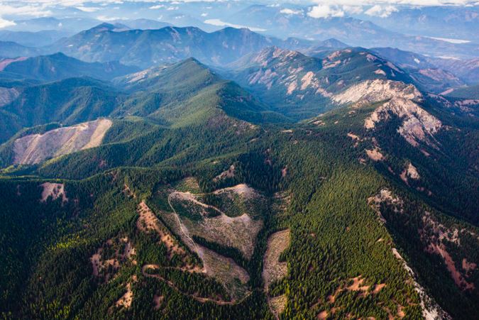 Luftbillede af bjerkæde med tyk skov