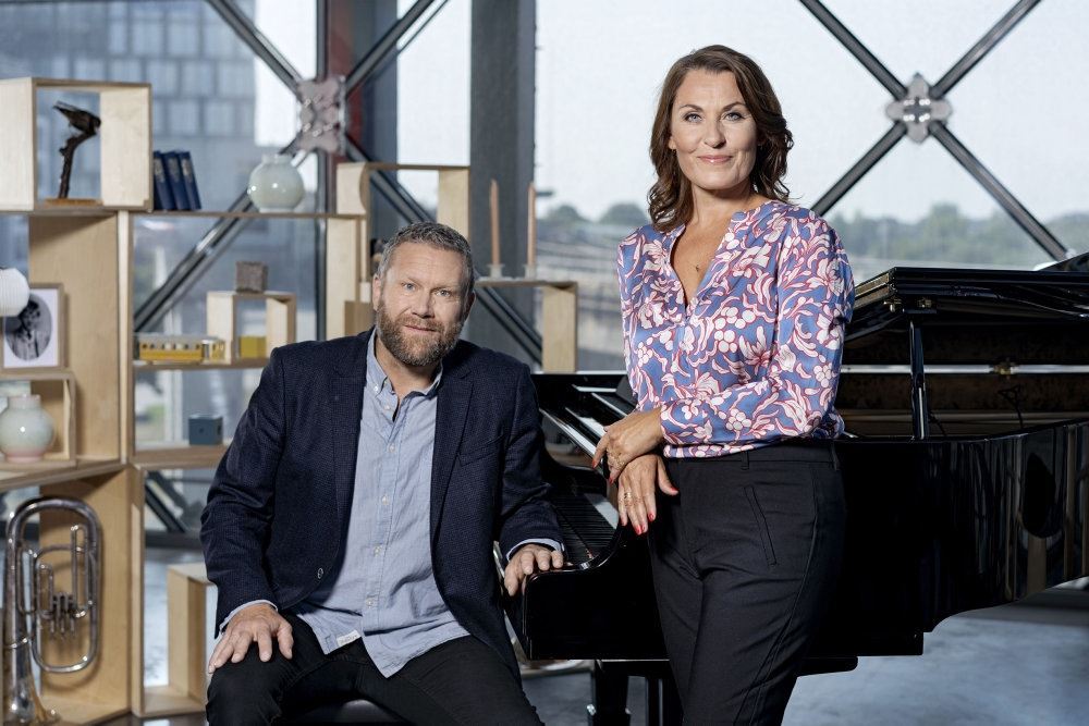 Musikerne Ole Kibsgaard og Kaya Brüel foran piano 