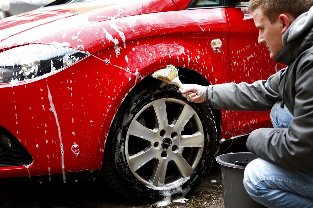 Mand vasker bil 