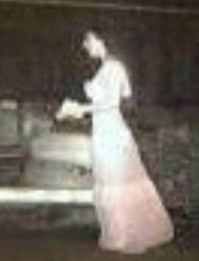 En spøgelsesagtig figur af en hvid dame/brud på en mørk byggeplads