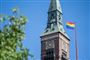 Et regnbueflag vajer foran Rådhustårnet