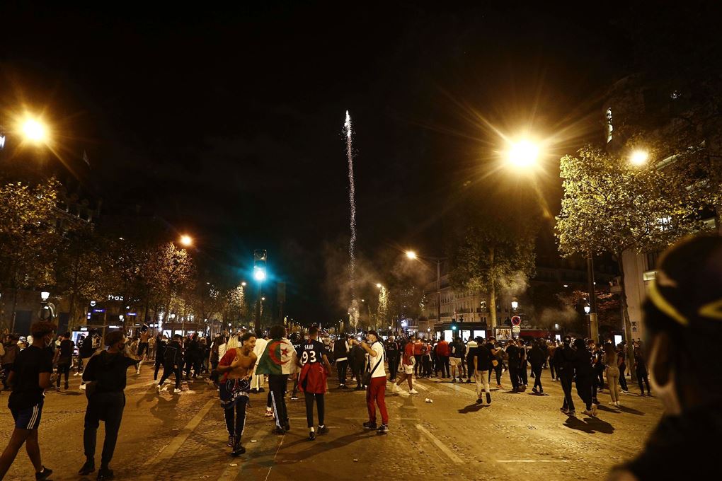 Fans på Champs-Elysees i Paris