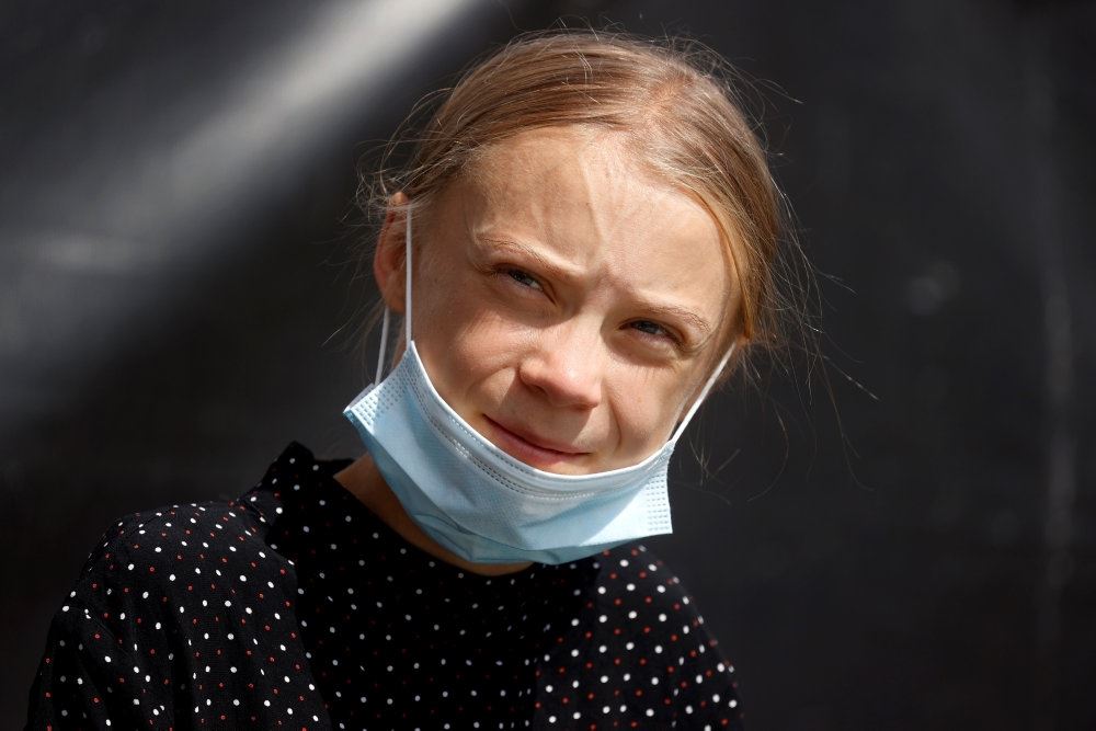 Greta Thunberg med et mundbind om halsen