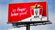 Et billede af KFC-skilt hvor sloganet er pixeleret.