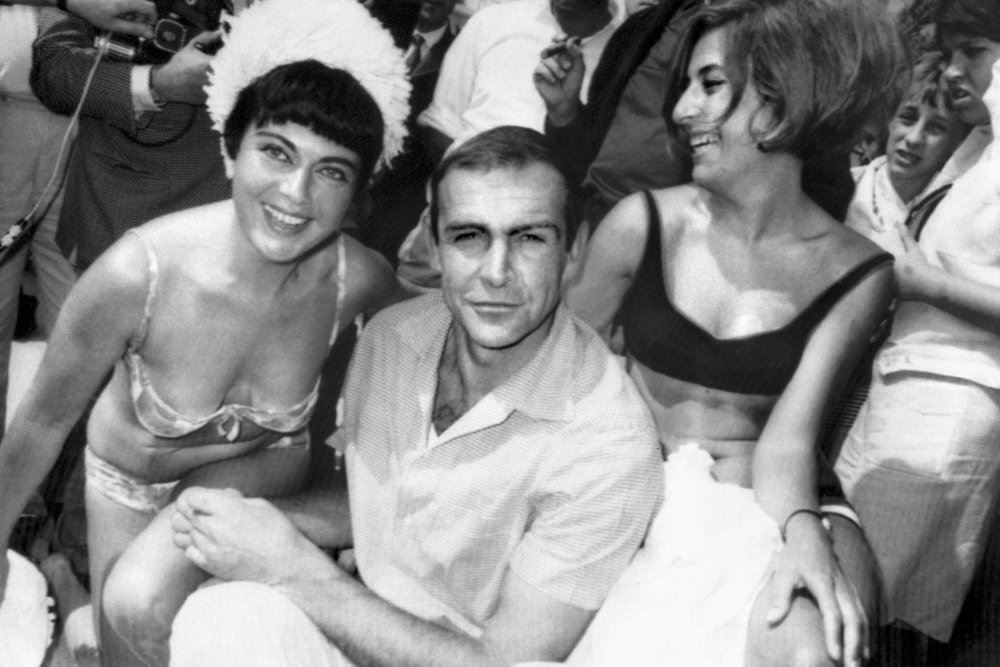 Sean Connery omgivet af kvinder