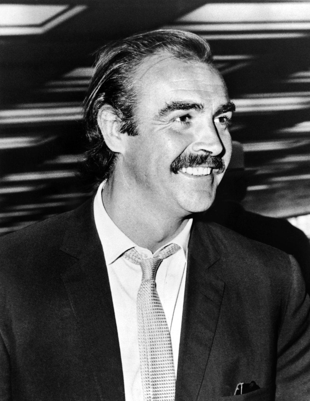 Sean Connery med moustache kort inden premieren på hans femte "James Bond"-film