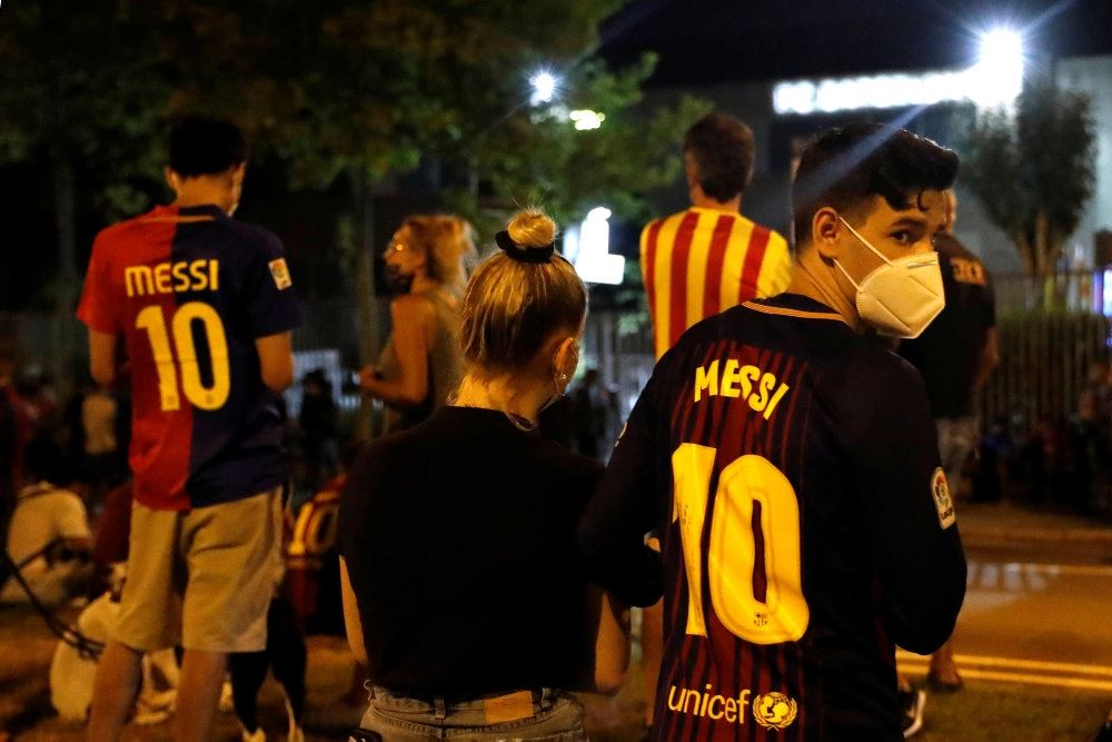 Fans af FC Barcelona er forsamlet ved Camp Nou