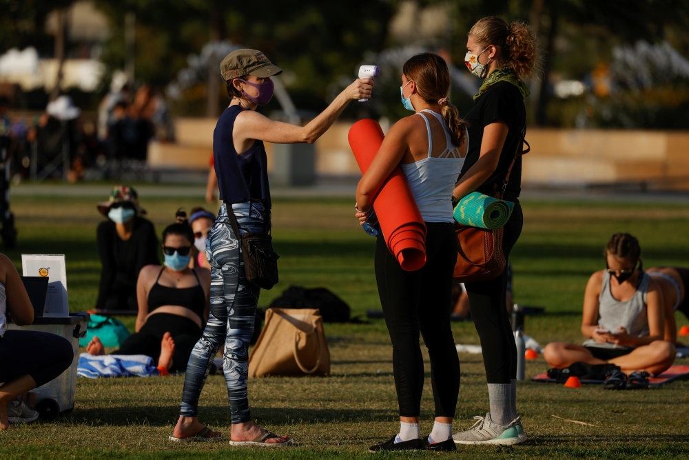 Motionister får tjekket deres temperatur i en park i Californien