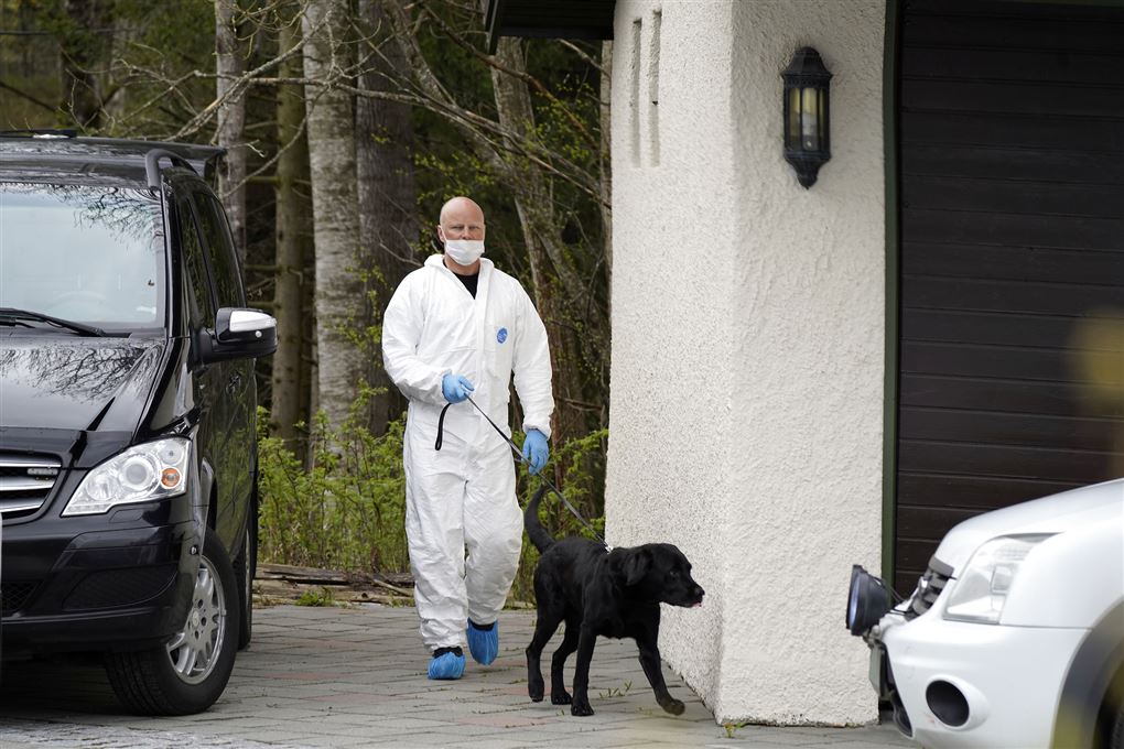 Politibetjent med hund ved Tom og Anne-Elisabeth Hagens bolig i Lørenskog