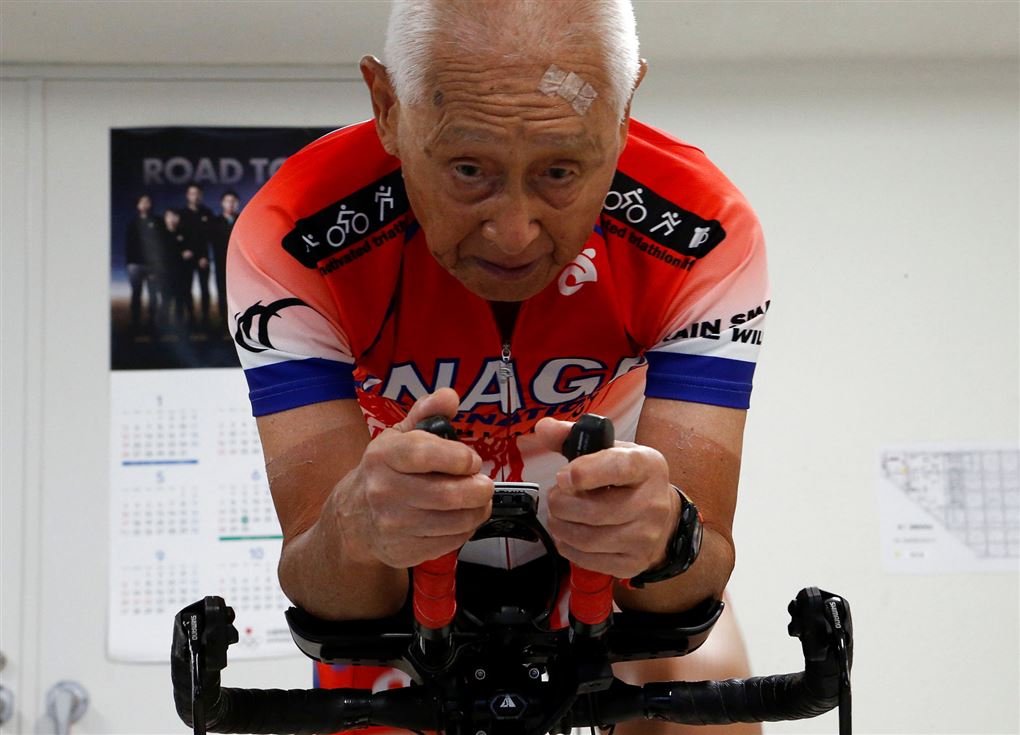 den 87-årige japanske triatlet Hiromo Inada på træningscyklen