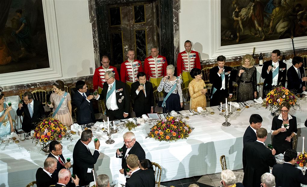 Dronning Margrethe skåler med gæster til gallamiddag.