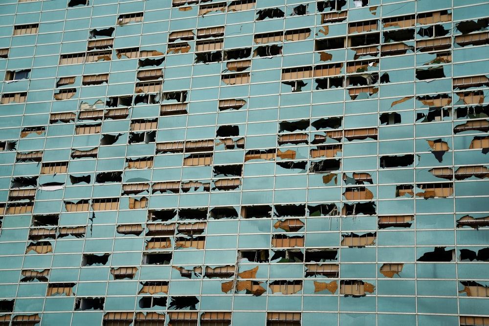 et nærbillede af en facade med udblæste vinduer