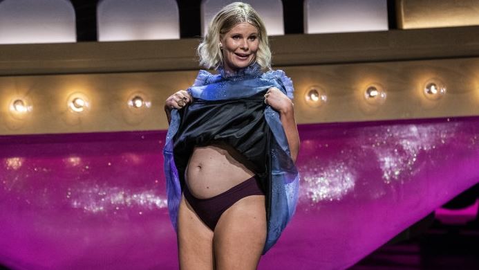 Sofie Linde viser sin gravide mave årets Zulu Comedy Galla