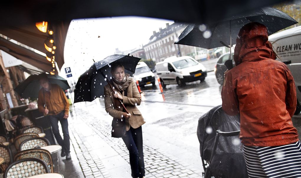 personer på gaden i regnvejr