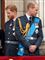Billede af prins Harry, som kigger til venstre og prins William, som kigger til højre.