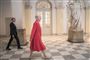 Dronning Margrethe i rød frakke går henover gulv