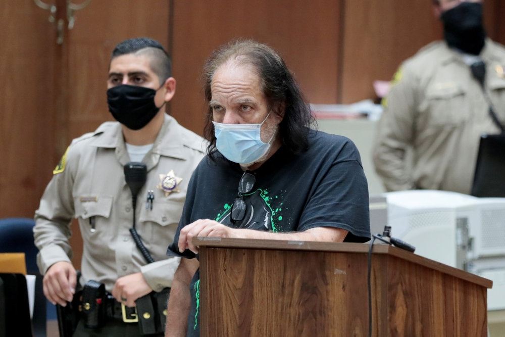 Ron Jeremy ses her i retssalen
