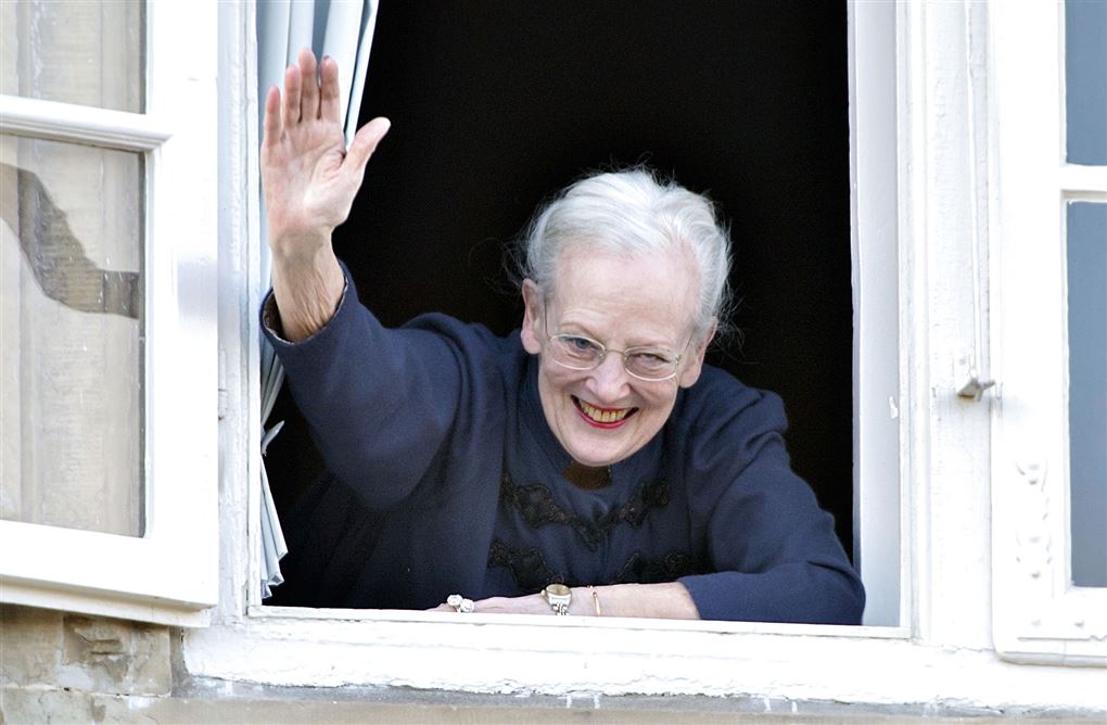 dronning Margrethe vinker fa et vindue på Fredensborg Slot