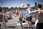 Unge mennesker samlet ved havnebad i Københavns Nordhavn 