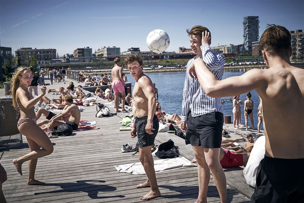 Unge mennesker samlet ved havnebad i Københavns Nordhavn 