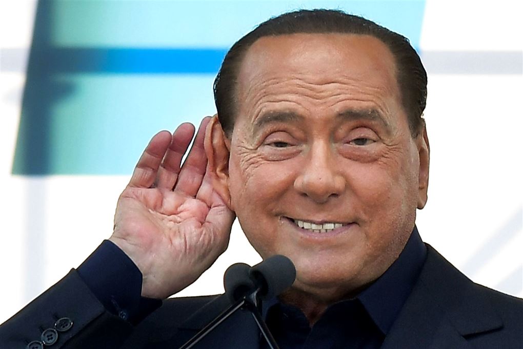 Silvio Berlusconi med hånd bag øret.