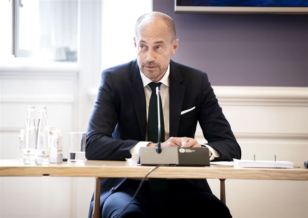 Sundhedsminister Magnus Heunicke sidder ved et bord 
