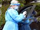 Kvindelig læge tester person i bil