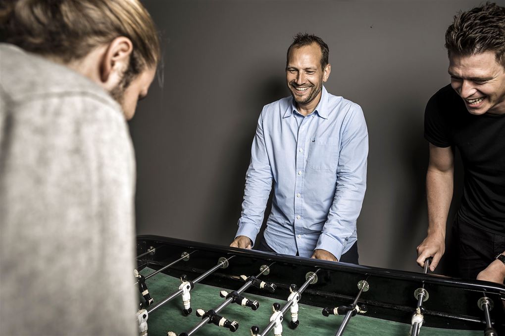 Martin Thorborg med to medarbejdere spiller bordfodbold
