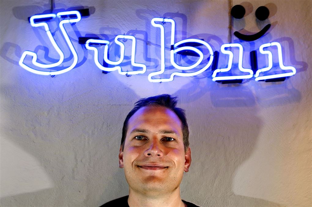 Billede af Thorborg foran et neonskilt med Jubii