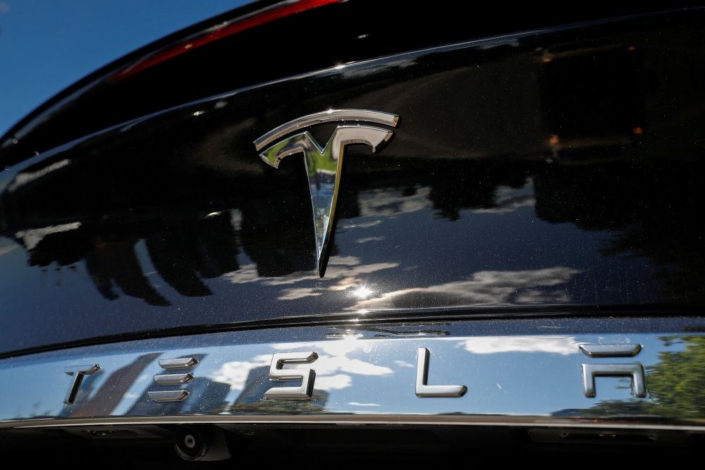 Tesla logo på køler