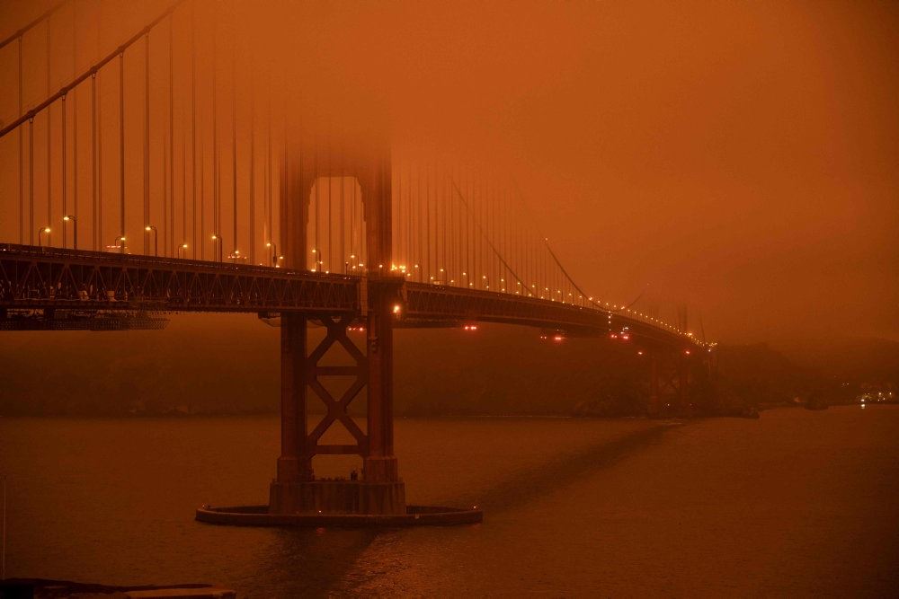 Golden Gate-broen i et mørkt orange skær