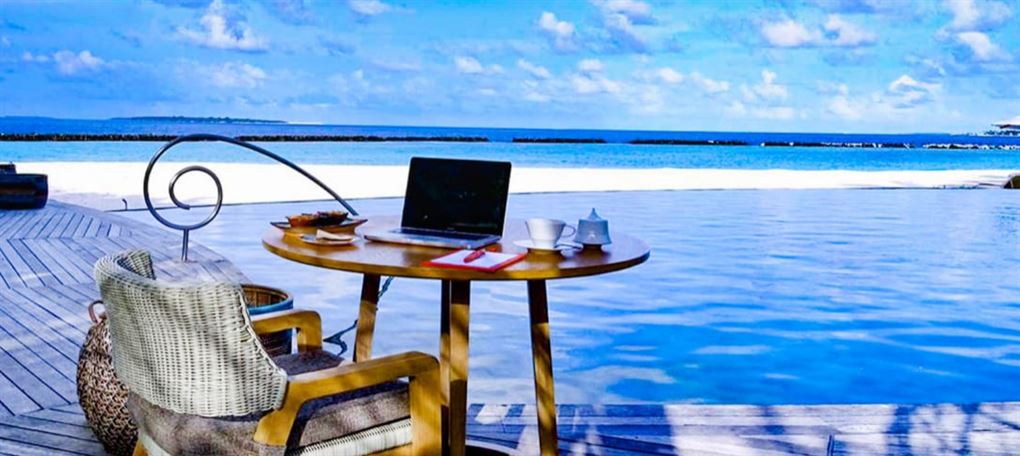 En stol med computer på Maldiverne