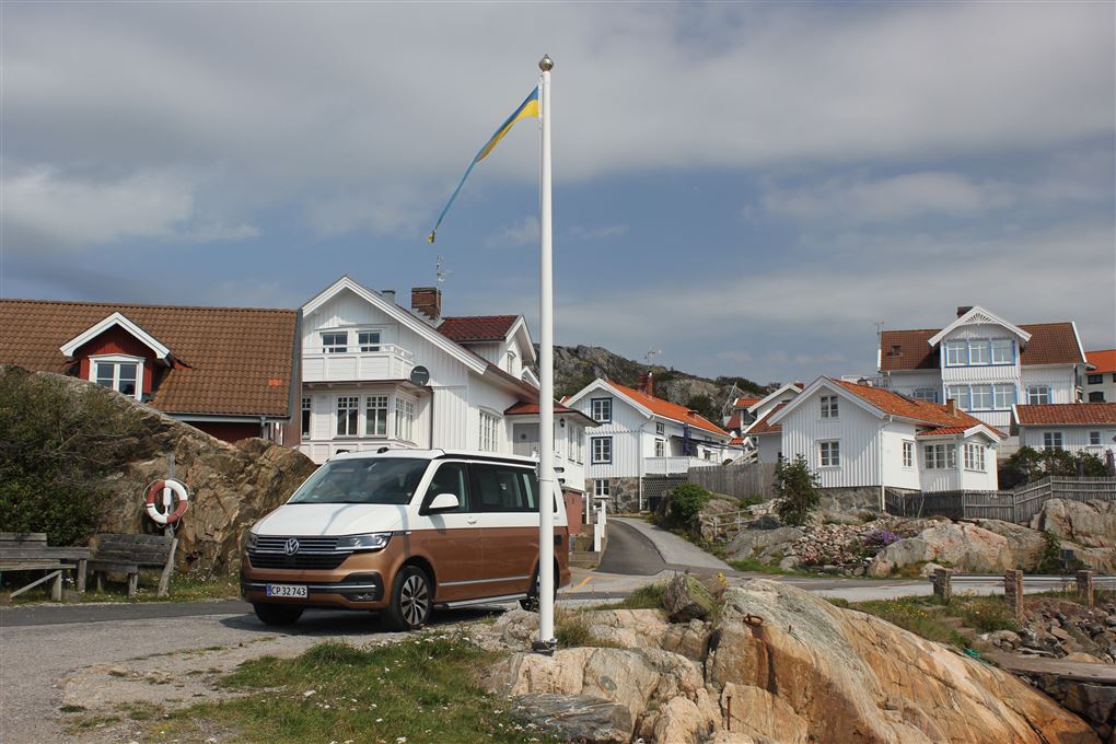 En autocamper i Sverige med det svenske flag på en flagstang