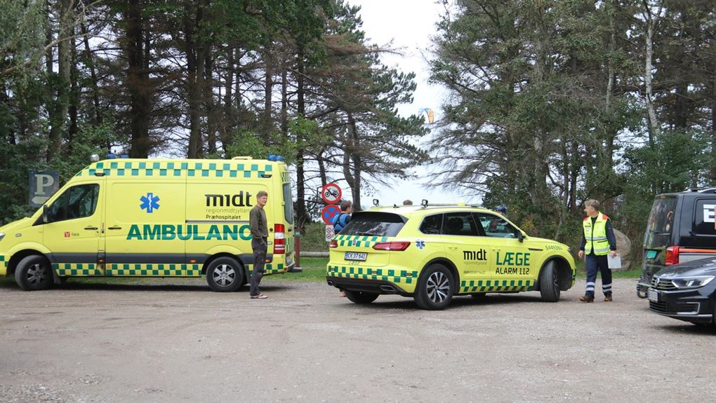En ambulance og en lægeambulance er parkeret ved stranden ved Ebeltoft