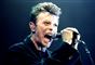 Sanger David Bowie på scenen i 1996 mens han synger i en mirkofon.