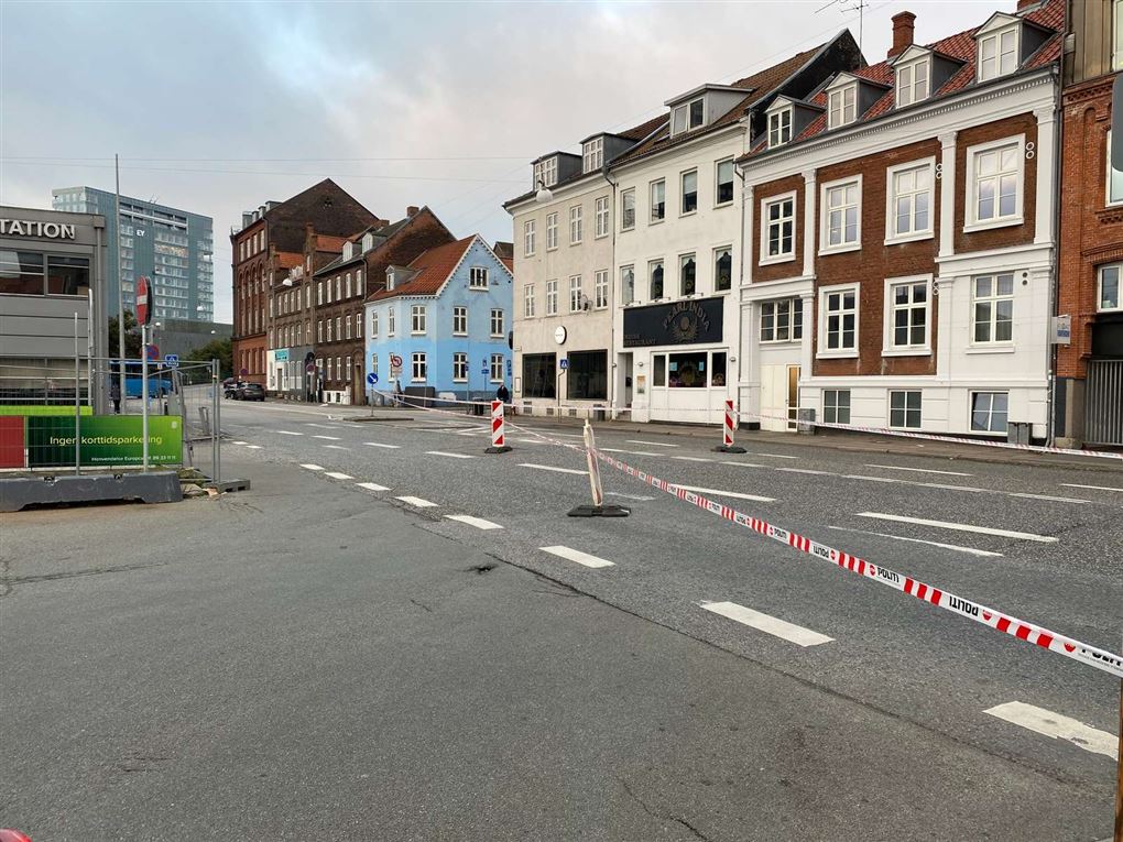 Fredensgade og Sønder Allé er afspærret