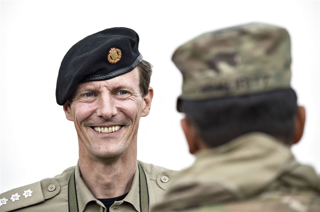 Prins Joachim med militærhue og militærskjorte han smiler