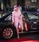 Prinsesse Benedikte i pink frakke og hat stiger ud af en Audi A8