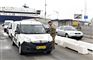 En uniformsklædt mand snakker med en bilist ved færgelejet i Hirtshals.