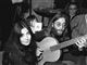Langhåret John Lennon spiller guitar med Yoko Ono ved sin side