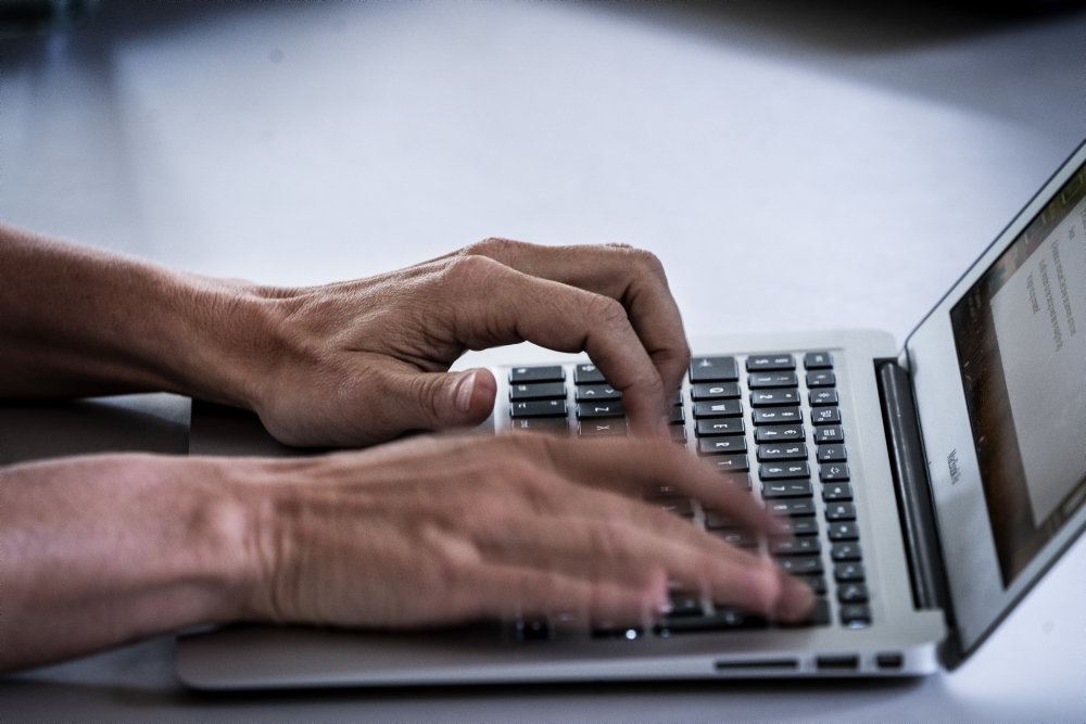 hænder på tastatur