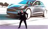Elon MUsk står foran en Tesla model 3