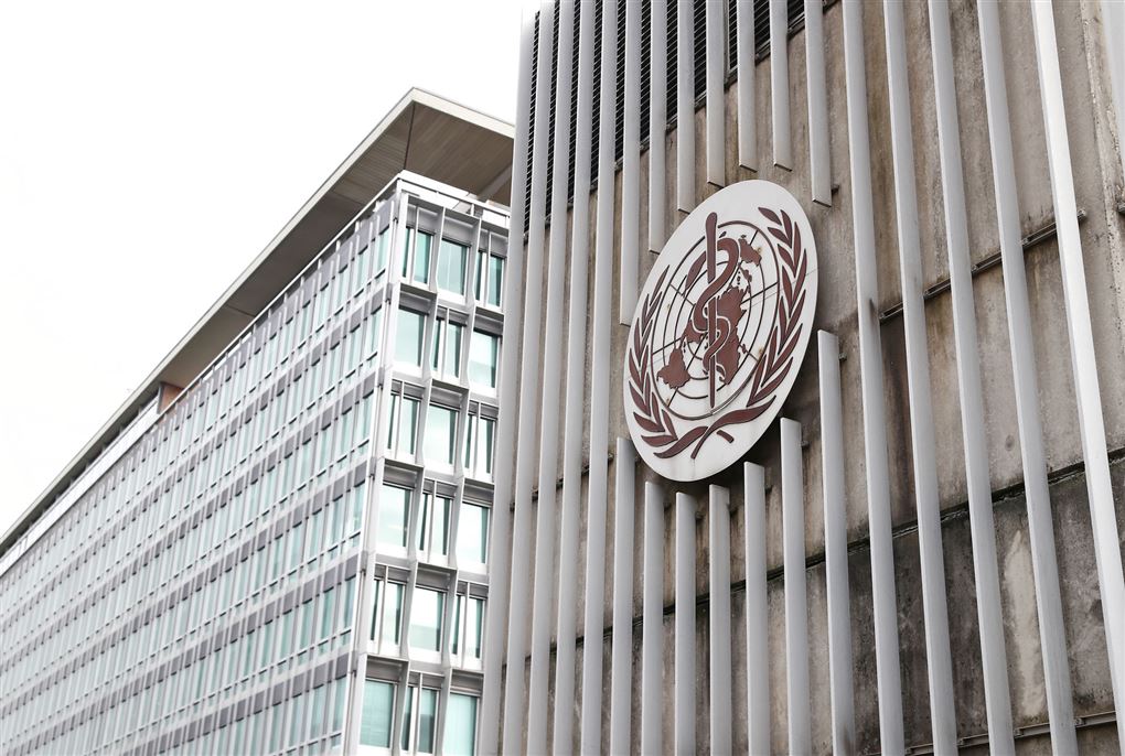WHO's logo ses på organisationens hovedkvarter i Geneve. 